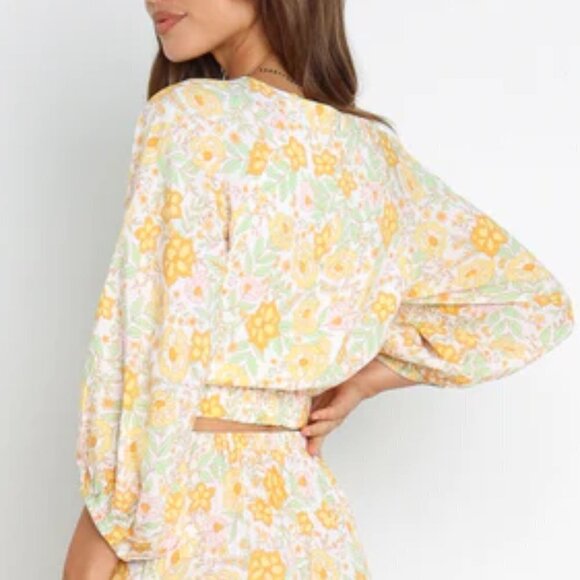 Petal & Pup Yellow Floral Cropped 3/4 long Sleeve Top Georgia, size 6 (M) - Picture 2 of 5